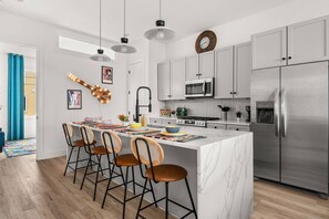 Een koelkast, een magnetron, een vaatwasser