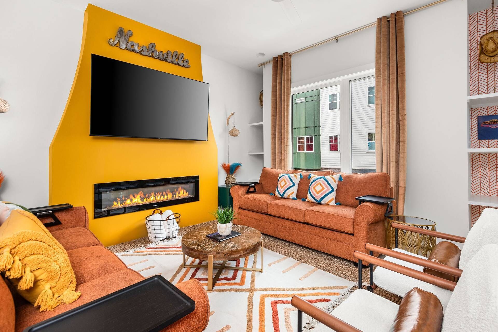 Nash Skylight ~ Room For The Whole Crew ~ Private Rooftop W Hottub ~ 11 Beds ~ 5 Miles To Downtown - Nashville, TN