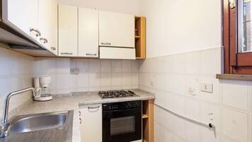 Frigorifero, forno, piano cottura, macchina per tè/caffè