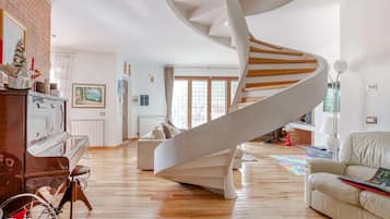 Een televisie en een open haard