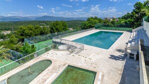 A swimming pool with a view of mountains and a tennis court. - Mougins Hideaway for 4 Guests (Mougins)