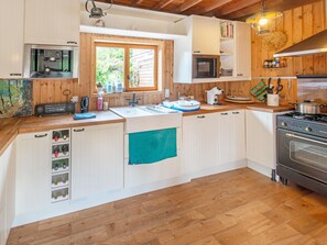 Een koelkast, een microgolfoven, een oven, een kookplaat