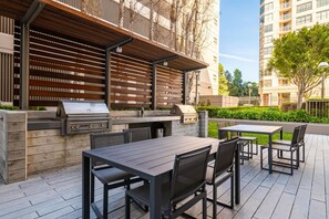 Outdoor dining - Deluxe South Beach 1BR w/ Spa & Lounge, nr Baseball Park, by Blueground (San Francisco)