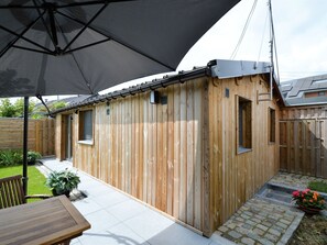 Outdoor dining - Pleasant chalet in Anhée in a charming area (Anhée)