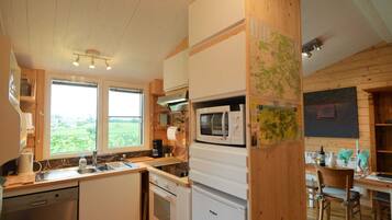 Een koelkast, een microgolfoven, een oven, een kookplaat