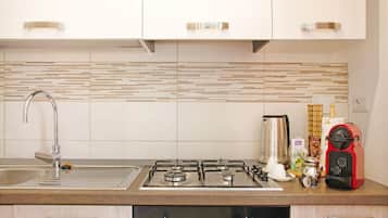 Køleskab, mikrobølgeovn, ovn, kogeplade