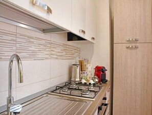 Frigorifero, microonde, forno, piano cottura