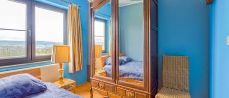 4 bedrooms, iron/ironing board, WiFi