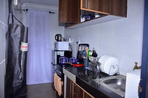 都會公寓 | 私人廚房 | 電冰箱、微波爐、鍋具/餐盤/廚房用品