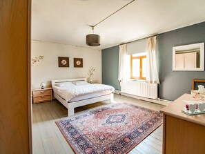 4 bedrooms, iron/ironing board, WiFi