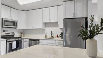 Réfrigérateur, micro-ondes, four, plaque de cuisson