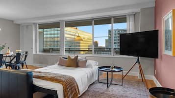 2 slaapkamers, een bureau, een strijkplank/strijkijzer, reisbedje