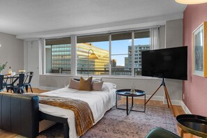 2 dormitorios, escritorio, tabla de planchar con plancha y cuna de viaje