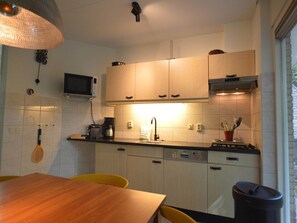 Kylskåp, mikrovågsugn och diskmaskin