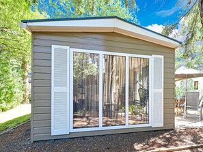 Terrace/patio - Modern chalet in Voorthuizen near the forest (Voorthuizen)