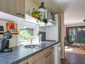Microwave, stovetop, coffee/tea maker, toaster - Modern chalet in Voorthuizen near the forest (Voorthuizen)