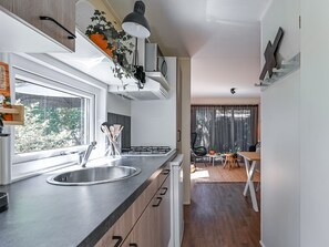 Mikrovågsugn, spishäll och kaffe- och tebryggare