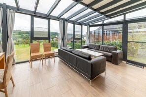 Smart-TV, peis og bøker