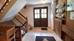 Eine Treppe führt zu einer Tür mit einer Fußmatte mit Sternenmuster.
