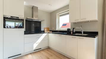 Frigorífico, microondas, placa de cocina y lavavajillas