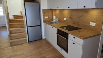 Kühlschrank, Ofen, Geschirrspüler, Wasserkocher mit Kaffee-/Teezubehör