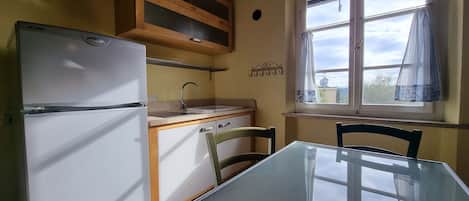 Refrigerador, horno, parrilla de estufa y cafetera y tetera