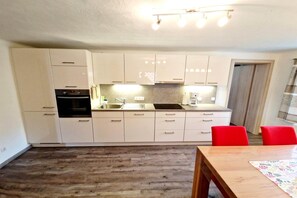 Coffee/tea maker, fridge, microwave, oven
