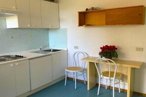 Refrigerador, placa de cocina, mesa de comedor