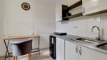 Fridge, stovetop, coffee/tea maker, electric kettle