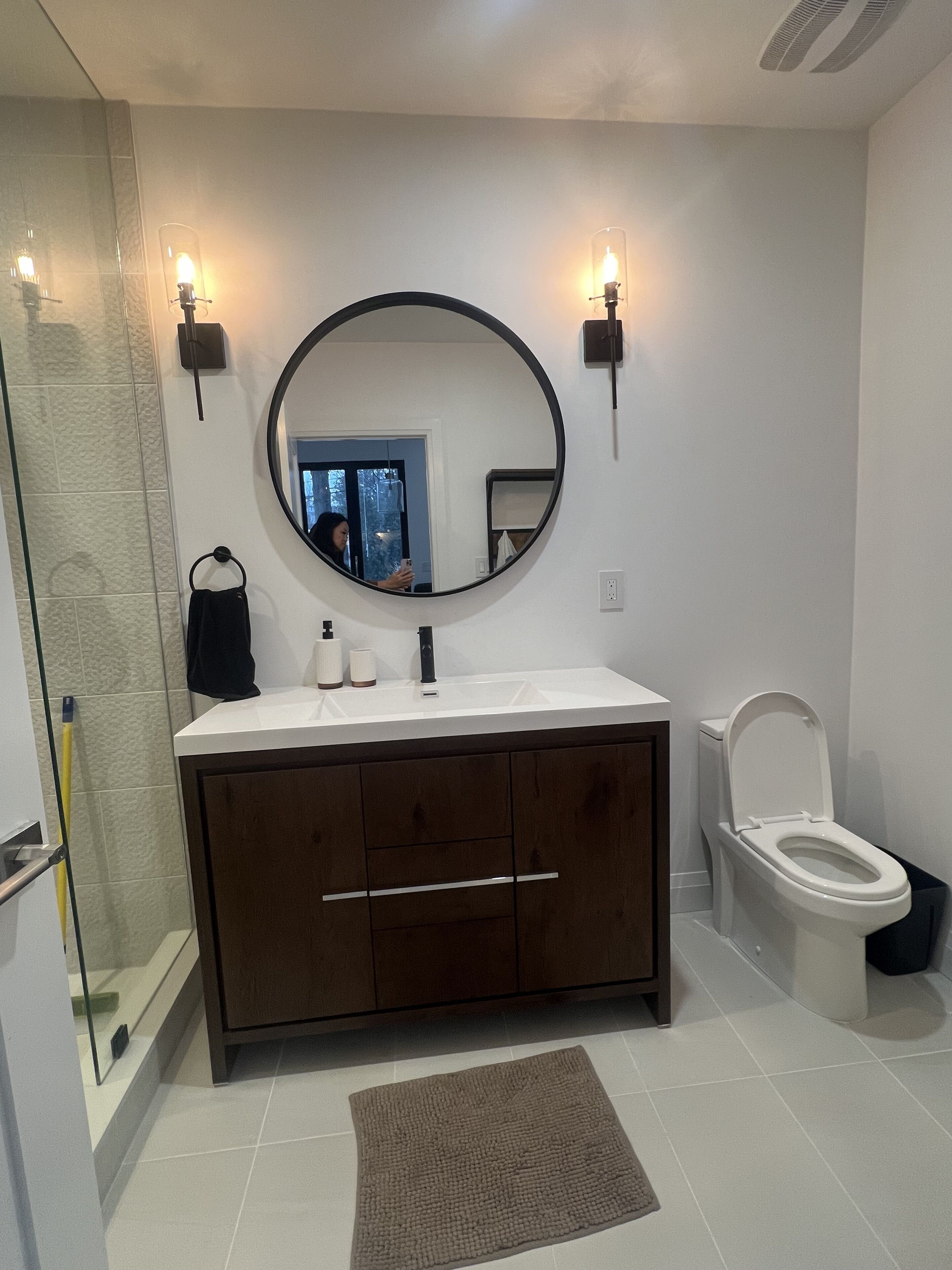 Milieuvriendelijke toiletartikelen, een haardroger, handdoeken, zeep