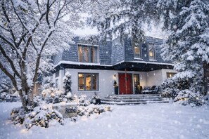 Exterior - Modern and cozy Lakeview guesthouse (Mississauga)