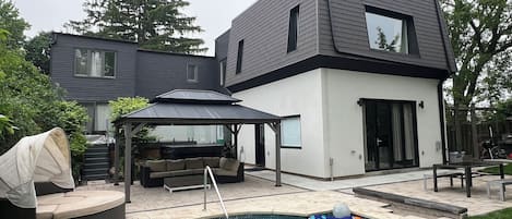 Una piscina al aire libre, una piscina climatizada
