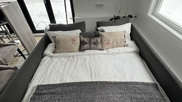 1 habitación, tabla de planchar con plancha, cuna de viaje y wifi