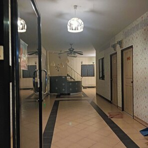 المنشأة من الداخل