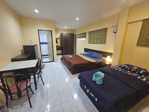 Desk, free WiFi - Leisure Residence (Pattaya)