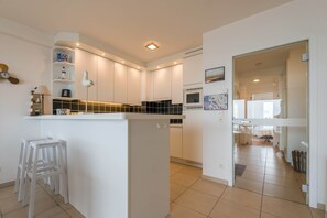 Fridge, microwave, stovetop, dishwasher - Apartment in Koksijde with Stunning Sea View (Koksijde)