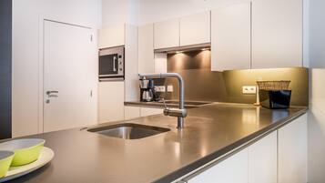 Een koelkast, een microgolfoven, een oven, een kookplaat