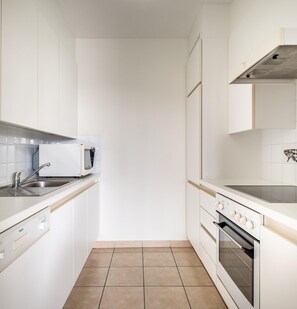 Geladeira, micro-ondas, fogão, cooktop