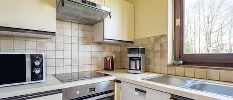 Réfrigérateur, four à micro-ondes, un four, surface de cuisson