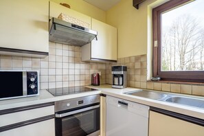 Een koelkast, een microgolfoven, een oven, een kookplaat