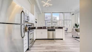 Apartment (517) | Private kitchen | Fridge, microwave, oven, stovetop