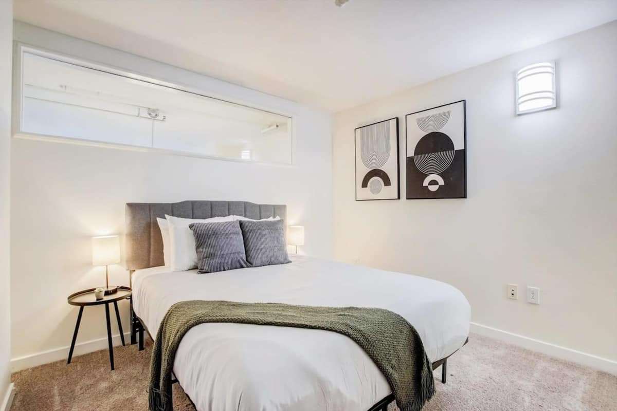 2 bedrooms, laptop workspace, iron/ironing board, free WiFi