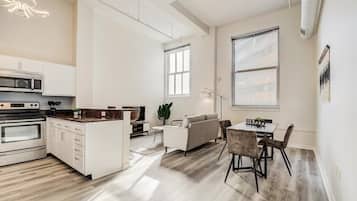 Apartamento | Cocina privada | Frigorífico, microondas, horno y placa de cocina
