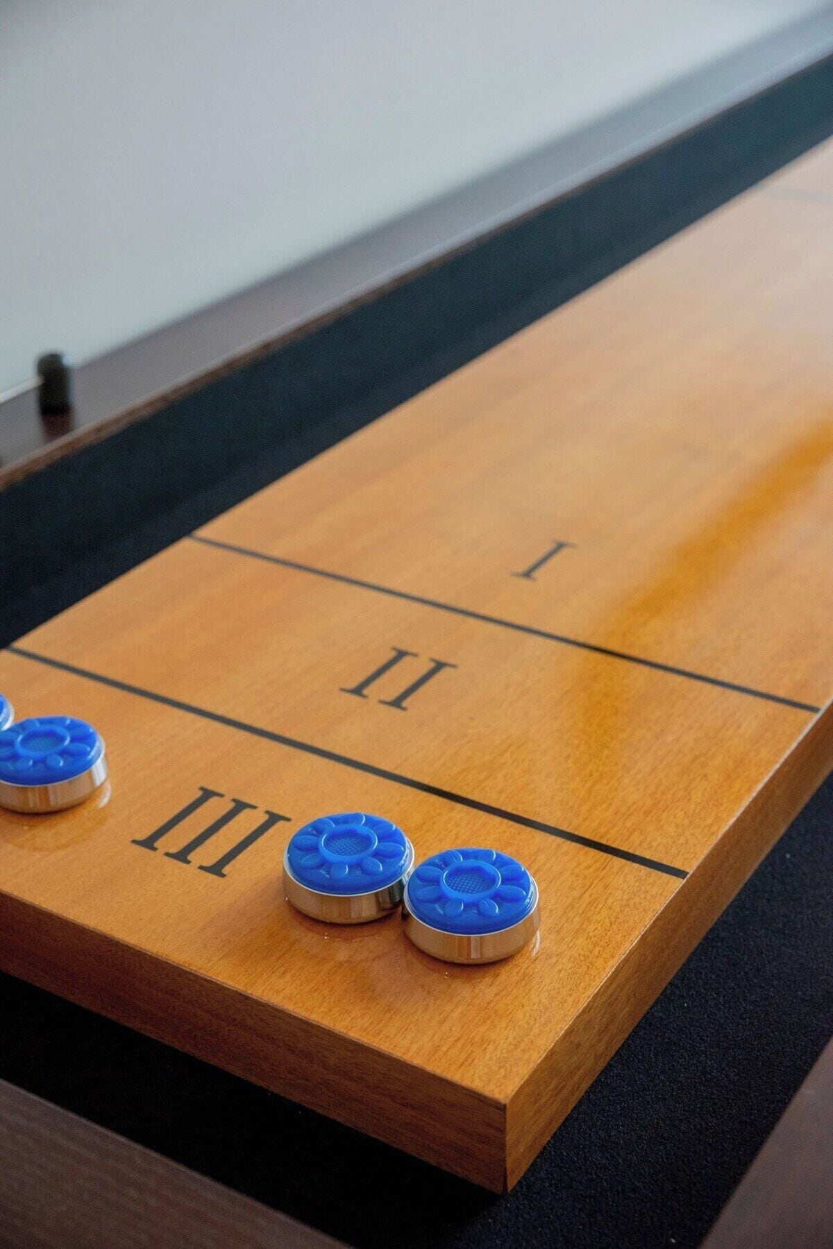 Un juego de mesa de madera con casillas numeradas y fichas azules.