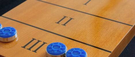 Un juego de mesa de madera con casillas numeradas y fichas azules.