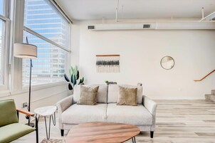 公寓 | 起居区 | 42-英寸智能电视（配备数码频道）、Netflix、Hulu