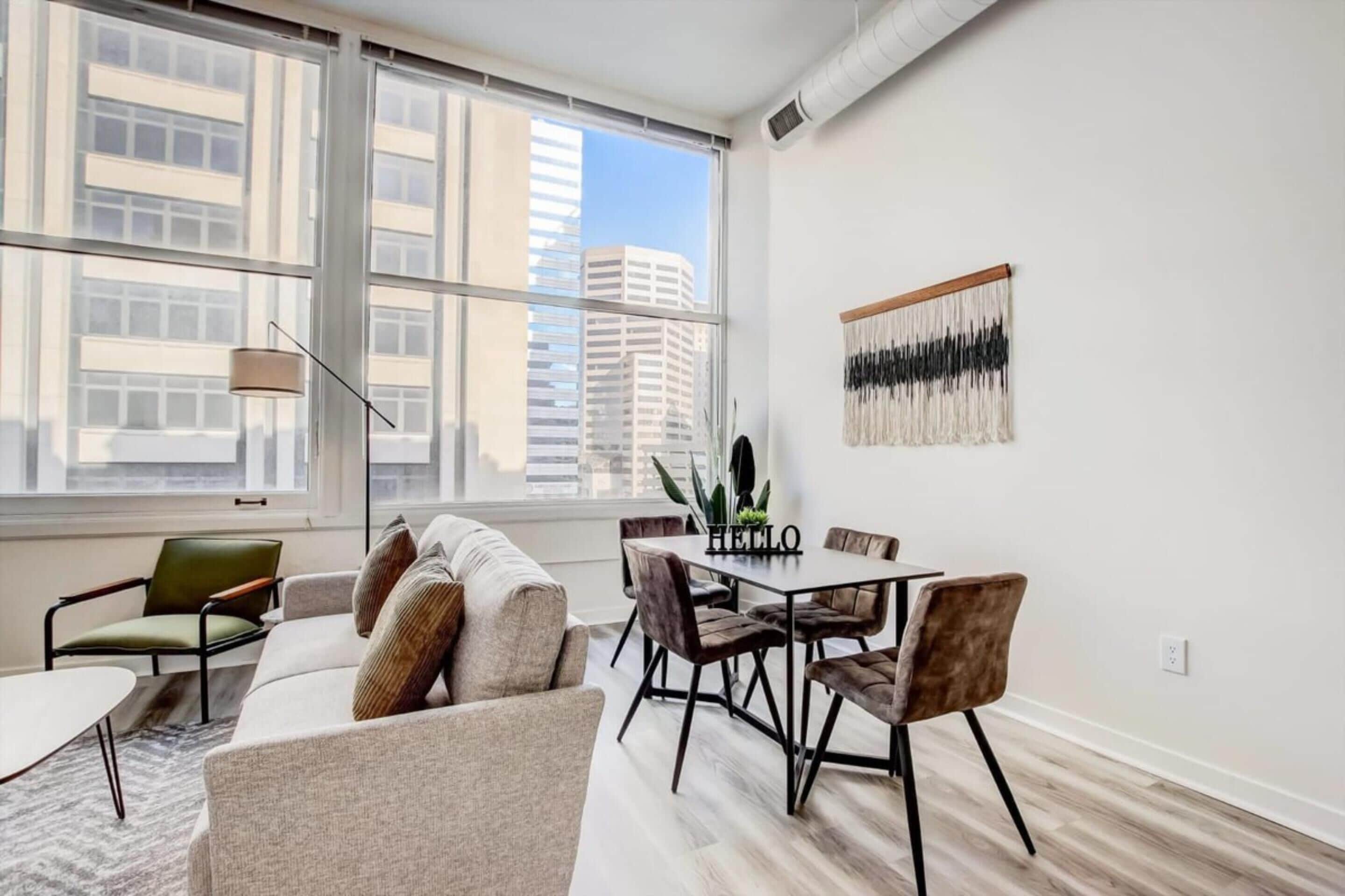 Departamento | Área de sala de estar | Smart TV de 42 pulgadas con canales digitales, Netflix y Hulu 