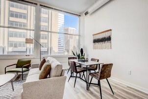 公寓 | 起居区 | 42-英寸智能电视（配备数码频道）、Netflix、Hulu