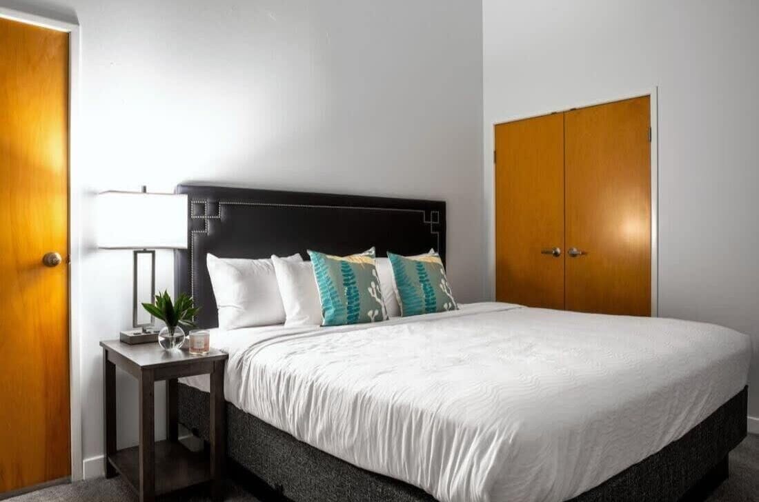 Laptop workspace, iron/ironing board, free WiFi, bed sheets