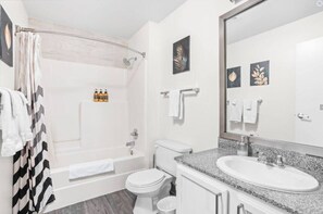 Departamento | Baño | Tina con regadera, amenidades de baño gratuitas, secadora de cabello 